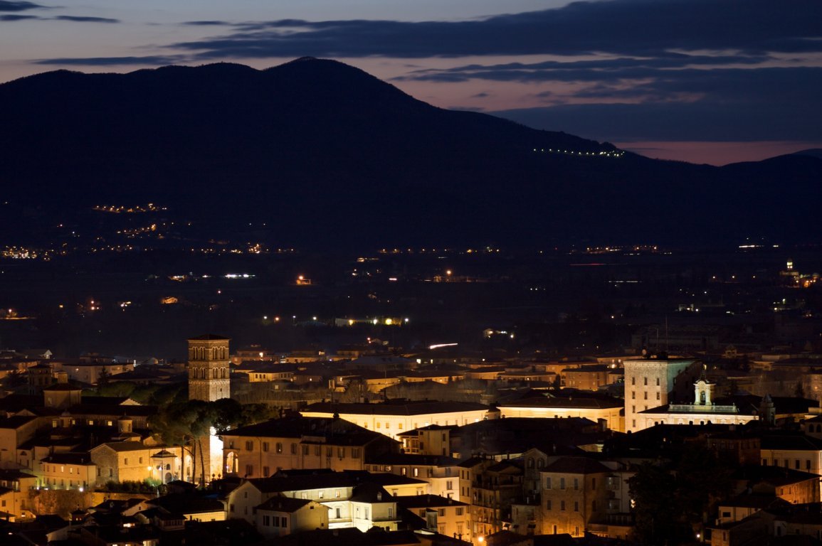 Rieti_skyline_by_night_(3336806362) - Wikimedia Commons