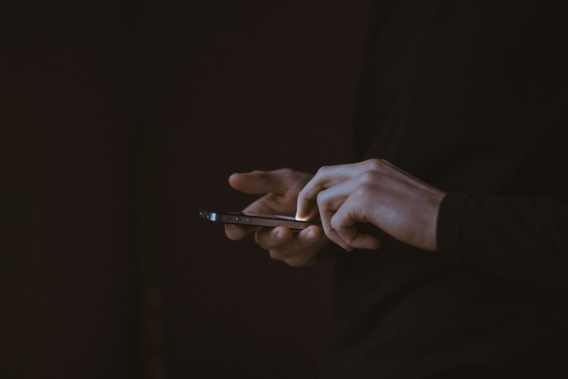 Persona al telefono - Gilles Lambert su Unsplash