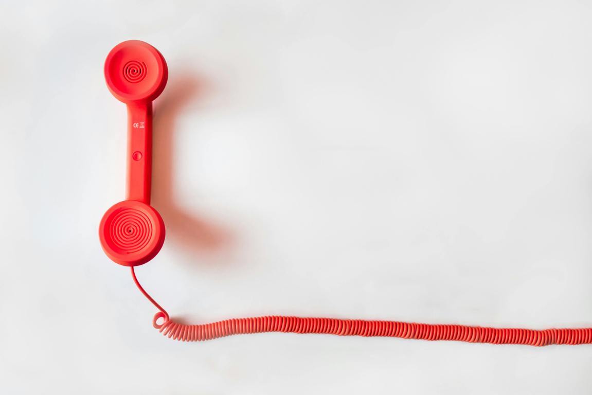 Telefono rosso - Negative Space su pexels